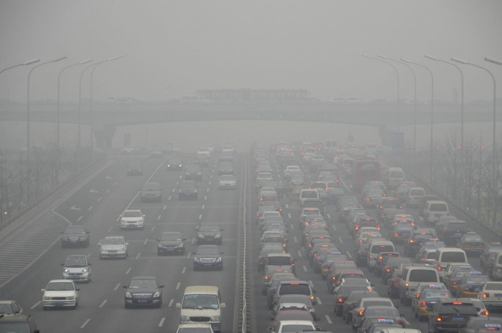 Cars drive on an eight lane expressway in Beijing on January 29,2013. Residents across northern China battled through choking pollution on January 29, as air quality levels rose above index limits in Beijing amid warnings that the smog may not clear until January 31. AFP PHOTO / WANG ZHAO