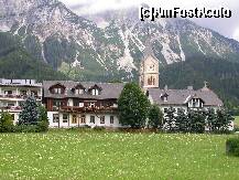 P13 [JUL-2010] Biserica din Ramsau am Dachstein strajuita de muntii Dachstein