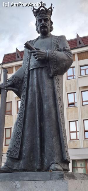 [P14] Bistrita - Piata Petru Rares. Statuia domnitorului moldovean. » foto by iulianic
 - 
<span class="allrVoted glyphicon glyphicon-heart hidden" id="av1542662"></span>
<a class="m-l-10 hidden" id="sv1542662" onclick="voting_Foto_DelVot(,1542662,2039)" role="button">șterge vot <span class="glyphicon glyphicon-remove"></span></a>
<a id="v91542662" class=" c-red"  onclick="voting_Foto_SetVot(1542662)" role="button"><span class="glyphicon glyphicon-heart-empty"></span> <b>LIKE</b> = Votează poza</a> <img class="hidden"  id="f1542662W9" src="/imagini/loader.gif" border="0" /><span class="AjErrMes hidden" id="e1542662ErM"></span>