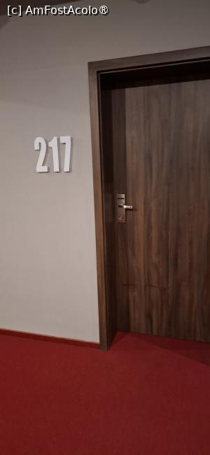 [P20] Bistrita - Hotel Bistrita 3*. Intrarea in camera 217.  » foto by iulianic
 - 
<span class="allrVoted glyphicon glyphicon-heart hidden" id="av1542668"></span>
<a class="m-l-10 hidden" id="sv1542668" onclick="voting_Foto_DelVot(,1542668,2039)" role="button">șterge vot <span class="glyphicon glyphicon-remove"></span></a>
<a id="v91542668" class=" c-red"  onclick="voting_Foto_SetVot(1542668)" role="button"><span class="glyphicon glyphicon-heart-empty"></span> <b>LIKE</b> = Votează poza</a> <img class="hidden"  id="f1542668W9" src="/imagini/loader.gif" border="0" /><span class="AjErrMes hidden" id="e1542668ErM"></span>