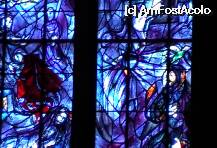 [P21] Detaliu din vitraliile lui Chagall.
Tot pe placa alăturată, scrie:
'... fereastra centrală evocă cele două figuri centrale ale Vechiului şi Noului Testament, Avram şi Cristos ...
... toată aşteptarea Vechiului Testament este în fereastra din stânga ...
... Fereastra din dreapta, prezentând marile momente ale vieţii regilor Franţei în Catedrala Încoronării ...' » foto by Costi
 - 
<span class="allrVoted glyphicon glyphicon-heart hidden" id="av36325"></span>
<a class="m-l-10 hidden" id="sv36325" onclick="voting_Foto_DelVot(,36325,2239)" role="button">șterge vot <span class="glyphicon glyphicon-remove"></span></a>
<a id="v936325" class=" c-red"  onclick="voting_Foto_SetVot(36325)" role="button"><span class="glyphicon glyphicon-heart-empty"></span> <b>LIKE</b> = Votează poza</a> <img class="hidden"  id="f36325W9" src="/imagini/loader.gif" border="0" /><span class="AjErrMes hidden" id="e36325ErM"></span>