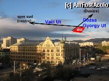 [P01] Vedere din hotel. Doua din cele mai importante strazi ale Budapestei se intersecteaza in fata hotelului  - vezi sagetile si textul de pe foto. » foto by hardvare*
 - 
<span class="allrVoted glyphicon glyphicon-heart hidden" id="av770"></span>
<a class="m-l-10 hidden" id="sv770" onclick="voting_Foto_DelVot(,770,445)" role="button">șterge vot <span class="glyphicon glyphicon-remove"></span></a>
<a id="v9770" class=" c-red"  onclick="voting_Foto_SetVot(770)" role="button"><span class="glyphicon glyphicon-heart-empty"></span> <b>LIKE</b> = Votează poza</a> <img class="hidden"  id="f770W9" src="/imagini/loader.gif" border="0" /><span class="AjErrMes hidden" id="e770ErM"></span>