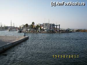 [P10] Intrarea pentru nave în portul de iahturi Port El Kantaoui, o staţiune foarte frumoasă din Tunisia.  » foto by bose
 - 
<span class="allrVoted glyphicon glyphicon-heart hidden" id="av345022"></span>
<a class="m-l-10 hidden" id="sv345022" onclick="voting_Foto_DelVot(,345022,316)" role="button">șterge vot <span class="glyphicon glyphicon-remove"></span></a>
<a id="v9345022" class=" c-red"  onclick="voting_Foto_SetVot(345022)" role="button"><span class="glyphicon glyphicon-heart-empty"></span> <b>LIKE</b> = Votează poza</a> <img class="hidden"  id="f345022W9" src="/imagini/loader.gif" border="0" /><span class="AjErrMes hidden" id="e345022ErM"></span>