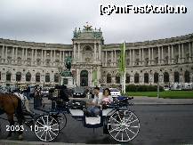 [P23] Heldenplatz, cu aripa sud-estică a palatului şi monumentul Prinţului Eugen. Chiar în faţă, o trăsură tipic vieneză, cu nişte turişti tipici (asiatici) » foto by Costi
 - 
<span class="allrVoted glyphicon glyphicon-heart hidden" id="av28605"></span>
<a class="m-l-10 hidden" id="sv28605" onclick="voting_Foto_DelVot(,28605,461)" role="button">șterge vot <span class="glyphicon glyphicon-remove"></span></a>
<a id="v928605" class=" c-red"  onclick="voting_Foto_SetVot(28605)" role="button"><span class="glyphicon glyphicon-heart-empty"></span> <b>LIKE</b> = Votează poza</a> <img class="hidden"  id="f28605W9" src="/imagini/loader.gif" border="0" /><span class="AjErrMes hidden" id="e28605ErM"></span>