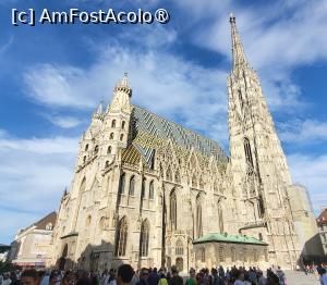 [P04] <strong>Catedrala Sf. Stefan</strong>, simbolul orasului Viena, pe care am descoperit-o mult mai ,,luminoasa” fata de anul 2007, funinginea neagra de pe calcarul fatadei fiind inlaturata prin proiectele de restaurare recente, care au redat cladirii albul original.

Acoperisul abrupt este decorat cu placi colorate asezate in mozaic zig-zag.

Catedrala are patru turnuri frumoase si impunatoare, masivul turn de sud fiind punctul sau cel mai inalt, turla atingand 136 de metri. » foto by geani anto
 - 
<span class="allrVoted glyphicon glyphicon-heart hidden" id="av1402407"></span>
<a class="m-l-10 hidden" id="sv1402407" onclick="voting_Foto_DelVot(,1402407,461)" role="button">șterge vot <span class="glyphicon glyphicon-remove"></span></a>
<a id="v91402407" class=" c-red"  onclick="voting_Foto_SetVot(1402407)" role="button"><span class="glyphicon glyphicon-heart-empty"></span> <b>LIKE</b> = Votează poza</a> <img class="hidden"  id="f1402407W9" src="/imagini/loader.gif" border="0" /><span class="AjErrMes hidden" id="e1402407ErM"></span>