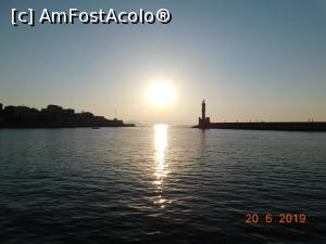 P49 [JUN-2019] La apus, portul veneţian din Chania cu farul de-o parte şi cetatea Firkas de cealaltă parte