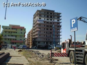 [P05] În Tabăra Nord, parcarea care a existat decenii, a fost desfințată, se construiesc blocuri. Pe blocul din față scria prețul unui apt. cu 2 camere-de la 72.000 euro » foto by Mihai18 <span class="label label-default labelC_thin small">NEVOTABILĂ</span>