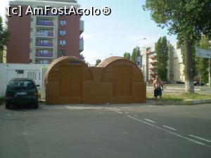 [P01] Două Butoaie unde în sezon se vindeau fructe. Acum la final de sezon estival, erau închise » foto by Mihai18
 - 
<span class="allrVoted glyphicon glyphicon-heart hidden" id="av996533"></span>
<a class="m-l-10 hidden" id="sv996533" onclick="voting_Foto_DelVot(,996533,766)" role="button">șterge vot <span class="glyphicon glyphicon-remove"></span></a>
<a id="v9996533" class=" c-red"  onclick="voting_Foto_SetVot(996533)" role="button"><span class="glyphicon glyphicon-heart-empty"></span> <b>LIKE</b> = Votează poza</a> <img class="hidden"  id="f996533W9" src="/imagini/loader.gif" border="0" /><span class="AjErrMes hidden" id="e996533ErM"></span>