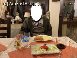 [P39] Pensiunea Domnescu, Sălişte - la cină cu soţul meu. A se observa şi păpuşile din fereastră » foto by nicole33
 - 
<span class="allrVoted glyphicon glyphicon-heart hidden" id="av1406991"></span>
<a class="m-l-10 hidden" id="sv1406991" onclick="voting_Foto_DelVot(,1406991,956)" role="button">șterge vot <span class="glyphicon glyphicon-remove"></span></a>
<a id="v91406991" class=" c-red"  onclick="voting_Foto_SetVot(1406991)" role="button"><span class="glyphicon glyphicon-heart-empty"></span> <b>LIKE</b> = Votează poza</a> <img class="hidden"  id="f1406991W9" src="/imagini/loader.gif" border="0" /><span class="AjErrMes hidden" id="e1406991ErM"></span>