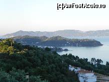 [P79] Privelişte de la restaurantul Elaias Gi / Oliveland. Se vede insula Skopelos cu satul Glossa (în zare), o parte din oraşul Skiathos şi peninsula Lazareta, vizavi de oraş (în centrul fotografiei).  » foto by abancor
 - 
<span class="allrVoted glyphicon glyphicon-heart hidden" id="av459501"></span>
<a class="m-l-10 hidden" id="sv459501" onclick="voting_Foto_DelVot(,459501,1166)" role="button">șterge vot <span class="glyphicon glyphicon-remove"></span></a>
<a id="v9459501" class=" c-red"  onclick="voting_Foto_SetVot(459501)" role="button"><span class="glyphicon glyphicon-heart-empty"></span> <b>LIKE</b> = Votează poza</a> <img class="hidden"  id="f459501W9" src="/imagini/loader.gif" border="0" /><span class="AjErrMes hidden" id="e459501ErM"></span>