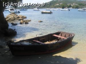 P26 [JUL-2017] Plaja Kolios, o veche barca de pescari, alaturi de ambarcatiuni moderne