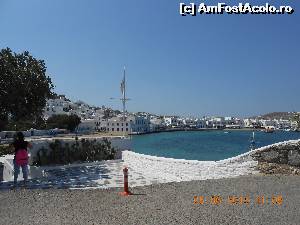P01 [JUN-2015] Orașul Mykonos, văzut de la intrarea pe faleză. 