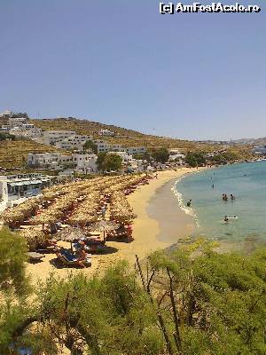 P17 [JUN-2015] Plaja Agios Stefanos. În plan secund se văd casele cu arhitectura cicladică. 