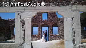 P21 [JUN-2017] Miri fericiți la ruinele castelului venețian din Oia. 