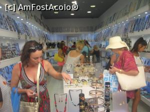 [P24] Shopping prin bazarul de langa promenada din Fira » foto by dorgo
 - 
<span class="allrVoted glyphicon glyphicon-heart hidden" id="av761994"></span>
<a class="m-l-10 hidden" id="sv761994" onclick="voting_Foto_DelVot(,761994,1177)" role="button">șterge vot <span class="glyphicon glyphicon-remove"></span></a>
<a id="v9761994" class=" c-red"  onclick="voting_Foto_SetVot(761994)" role="button"><span class="glyphicon glyphicon-heart-empty"></span> <b>LIKE</b> = Votează poza</a> <img class="hidden"  id="f761994W9" src="/imagini/loader.gif" border="0" /><span class="AjErrMes hidden" id="e761994ErM"></span>