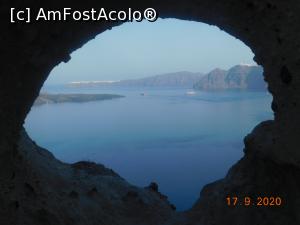 P11 [SEP-2020] Stânca Hearth of Santorini, din apropiere de Megalochori. Prin ea, se vede frumos Caldera