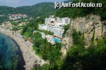 [P23] Hotelul vazut de pe munte. Negreala care se vede in mare sunt alge.  » foto by Cristina2k8
 - 
<span class="allrVoted glyphicon glyphicon-heart hidden" id="av427954"></span>
<a class="m-l-10 hidden" id="sv427954" onclick="voting_Foto_DelVot(,427954,1198)" role="button">șterge vot <span class="glyphicon glyphicon-remove"></span></a>
<a id="v9427954" class=" c-red"  onclick="voting_Foto_SetVot(427954)" role="button"><span class="glyphicon glyphicon-heart-empty"></span> <b>LIKE</b> = Votează poza</a> <img class="hidden"  id="f427954W9" src="/imagini/loader.gif" border="0" /><span class="AjErrMes hidden" id="e427954ErM"></span>