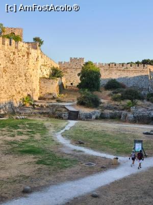 [P52] Rodos Town » foto by ioana74
 - 
<span class="allrVoted glyphicon glyphicon-heart hidden" id="av1541077"></span>
<a class="m-l-10 hidden" id="sv1541077" onclick="voting_Foto_DelVot(,1541077,1227)" role="button">șterge vot <span class="glyphicon glyphicon-remove"></span></a>
<a id="v91541077" class=" c-red"  onclick="voting_Foto_SetVot(1541077)" role="button"><span class="glyphicon glyphicon-heart-empty"></span> <b>LIKE</b> = Votează poza</a> <img class="hidden"  id="f1541077W9" src="/imagini/loader.gif" border="0" /><span class="AjErrMes hidden" id="e1541077ErM"></span>