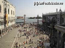 [P32] Piazzeta San Marco, văzută din balconul Catedralei San Marco. Drept în faţă, coloana San Marco (în stânga) şi coloana San Teodoro » foto by Costi
 - 
<span class="allrVoted glyphicon glyphicon-heart hidden" id="av46259"></span>
<a class="m-l-10 hidden" id="sv46259" onclick="voting_Foto_DelVot(,46259,1229)" role="button">șterge vot <span class="glyphicon glyphicon-remove"></span></a>
<a id="v946259" class=" c-red"  onclick="voting_Foto_SetVot(46259)" role="button"><span class="glyphicon glyphicon-heart-empty"></span> <b>LIKE</b> = Votează poza</a> <img class="hidden"  id="f46259W9" src="/imagini/loader.gif" border="0" /><span class="AjErrMes hidden" id="e46259ErM"></span>