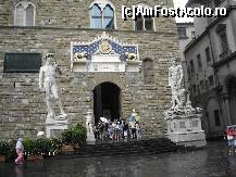 P10 [AUG-2007] Intrarea în Palazzo Vecchio. În stânga, David, operă a lui Michelangelo. În dreapta, Hercules şi Cacus, operă a lui Baccio Bandinelli.