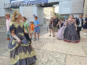 [P82] Doamne în costume de epocă, pregătite probabil pentru un spectacol de operă la Arena Romană » foto by Carmen Ion
 - 
<span class="allrVoted glyphicon glyphicon-heart hidden" id="av1547987"></span>
<a class="m-l-10 hidden" id="sv1547987" onclick="voting_Foto_DelVot(,1547987,1233)" role="button">șterge vot <span class="glyphicon glyphicon-remove"></span></a>
<a id="v91547987" class=" c-red"  onclick="voting_Foto_SetVot(1547987)" role="button"><span class="glyphicon glyphicon-heart-empty"></span> <b>LIKE</b> = Votează poza</a> <img class="hidden"  id="f1547987W9" src="/imagini/loader.gif" border="0" /><span class="AjErrMes hidden" id="e1547987ErM"></span>