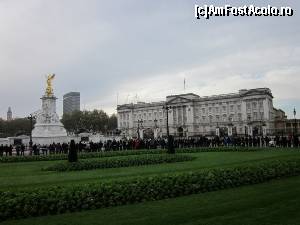 [P04] Buckingham Palace - În așteptarea familiei regale. Se potrivește blocul din plan îndepărat?  » foto by sophie_p
 - 
<span class="allrVoted glyphicon glyphicon-heart hidden" id="av584506"></span>
<a class="m-l-10 hidden" id="sv584506" onclick="voting_Foto_DelVot(,584506,1570)" role="button">șterge vot <span class="glyphicon glyphicon-remove"></span></a>
<a id="v9584506" class=" c-red"  onclick="voting_Foto_SetVot(584506)" role="button"><span class="glyphicon glyphicon-heart-empty"></span> <b>LIKE</b> = Votează poza</a> <img class="hidden"  id="f584506W9" src="/imagini/loader.gif" border="0" /><span class="AjErrMes hidden" id="e584506ErM"></span>