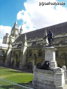 [P43] Statuia lui Oliver Cromwell in fata Houses of Parliament. Initial a fost ingropat in Westminster Abbey, dar cand s-a intors Charles II, toate cadavrele Cromwelistilor au fost dexumate si ingropate la comun. Cu oasele lui Cromwell, s-au mai jucat o perioada. » foto by TraianS
 - 
<span class="allrVoted glyphicon glyphicon-heart hidden" id="av226769"></span>
<a class="m-l-10 hidden" id="sv226769" onclick="voting_Foto_DelVot(,226769,1570)" role="button">șterge vot <span class="glyphicon glyphicon-remove"></span></a>
<a id="v9226769" class=" c-red"  onclick="voting_Foto_SetVot(226769)" role="button"><span class="glyphicon glyphicon-heart-empty"></span> <b>LIKE</b> = Votează poza</a> <img class="hidden"  id="f226769W9" src="/imagini/loader.gif" border="0" /><span class="AjErrMes hidden" id="e226769ErM"></span>