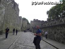 [P16] Pe Water Lane. In spate se vede Wakefield Tower. Tocmai trecusem pe langa Bell Tower. In dreapta pe acele scari se urca la Medieval Palace si plimbarea pe zidurile castelului. Sub scari se afla Traitor's Gate. » foto by TraianS
 - 
<span class="allrVoted glyphicon glyphicon-heart hidden" id="av233652"></span>
<a class="m-l-10 hidden" id="sv233652" onclick="voting_Foto_DelVot(,233652,1570)" role="button">șterge vot <span class="glyphicon glyphicon-remove"></span></a>
<a id="v9233652" class=" c-red"  onclick="voting_Foto_SetVot(233652)" role="button"><span class="glyphicon glyphicon-heart-empty"></span> <b>LIKE</b> = Votează poza</a> <img class="hidden"  id="f233652W9" src="/imagini/loader.gif" border="0" /><span class="AjErrMes hidden" id="e233652ErM"></span>