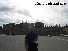 [P09] In spatele fotografului (mai bine zis fotografei)sunt ghiseele cu bilete. Tower of London, vazut de pe aceasta terasa. » foto by TraianS
 - 
<span class="allrVoted glyphicon glyphicon-heart hidden" id="av233636"></span>
<a class="m-l-10 hidden" id="sv233636" onclick="voting_Foto_DelVot(,233636,1570)" role="button">șterge vot <span class="glyphicon glyphicon-remove"></span></a>
<a id="v9233636" class=" c-red"  onclick="voting_Foto_SetVot(233636)" role="button"><span class="glyphicon glyphicon-heart-empty"></span> <b>LIKE</b> = Votează poza</a> <img class="hidden"  id="f233636W9" src="/imagini/loader.gif" border="0" /><span class="AjErrMes hidden" id="e233636ErM"></span>