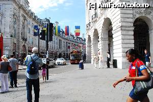 [P28] Picadilly Street-se vede si steguletul nostru » foto by elena_iasi
 - 
<span class="allrVoted glyphicon glyphicon-heart hidden" id="av364390"></span>
<a class="m-l-10 hidden" id="sv364390" onclick="voting_Foto_DelVot(,364390,1570)" role="button">șterge vot <span class="glyphicon glyphicon-remove"></span></a>
<a id="v9364390" class=" c-red"  onclick="voting_Foto_SetVot(364390)" role="button"><span class="glyphicon glyphicon-heart-empty"></span> <b>LIKE</b> = Votează poza</a> <img class="hidden"  id="f364390W9" src="/imagini/loader.gif" border="0" /><span class="AjErrMes hidden" id="e364390ErM"></span>