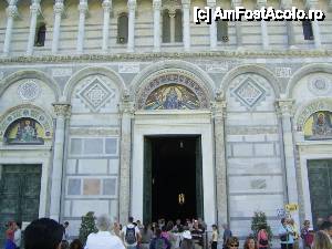 [P17] Pisa - Duomo di Santa Maria Assunta, intrarea principală, uşi bogat ornamentate şi reprezentări religioase în partea superioară.  » foto by iulianic
 - 
<span class="allrVoted glyphicon glyphicon-heart hidden" id="av399995"></span>
<a class="m-l-10 hidden" id="sv399995" onclick="voting_Foto_DelVot(,399995,1574)" role="button">șterge vot <span class="glyphicon glyphicon-remove"></span></a>
<a id="v9399995" class=" c-red"  onclick="voting_Foto_SetVot(399995)" role="button"><span class="glyphicon glyphicon-heart-empty"></span> <b>LIKE</b> = Votează poza</a> <img class="hidden"  id="f399995W9" src="/imagini/loader.gif" border="0" /><span class="AjErrMes hidden" id="e399995ErM"></span>