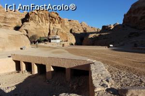 P07 [NOV-2017] Petra, Noul pod, restaurante și clădiri aproape de intrarea în As-Siq, în centru se vede în plan îndepărtat tunelul