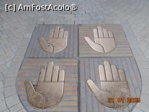 [P03] blazonul orasului, cele 4 mâini » foto by Yolanda
 - 
<span class="allrVoted glyphicon glyphicon-heart hidden" id="av1483774"></span>
<a class="m-l-10 hidden" id="sv1483774" onclick="voting_Foto_DelVot(,1483774,1628)" role="button">șterge vot <span class="glyphicon glyphicon-remove"></span></a>
<a id="v91483774" class=" c-red"  onclick="voting_Foto_SetVot(1483774)" role="button"><span class="glyphicon glyphicon-heart-empty"></span> <b>LIKE</b> = Votează poza</a> <img class="hidden"  id="f1483774W9" src="/imagini/loader.gif" border="0" /><span class="AjErrMes hidden" id="e1483774ErM"></span>