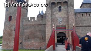 P17 [JUL-2019] Poarta de intrare la castel, deasupra ei găuri ucigașe. 