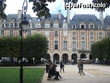 [P14] Oare suntem la Paris?...in parcul din Place des Vosges, pana si iarba este tunsa in stilul gazonului englezesc » foto by dorgo
 - 
<span class="allrVoted glyphicon glyphicon-heart hidden" id="av274207"></span>
<a class="m-l-10 hidden" id="sv274207" onclick="voting_Foto_DelVot(,274207,1684)" role="button">șterge vot <span class="glyphicon glyphicon-remove"></span></a>
<a id="v9274207" class=" c-red"  onclick="voting_Foto_SetVot(274207)" role="button"><span class="glyphicon glyphicon-heart-empty"></span> <b>LIKE</b> = Votează poza</a> <img class="hidden"  id="f274207W9" src="/imagini/loader.gif" border="0" /><span class="AjErrMes hidden" id="e274207ErM"></span>