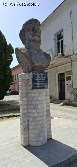 [P23] Vatra Dornei - Langa cladirea Primariei, bustul fostului primar Vasile Deac. » foto by iulianic
 - 
<span class="allrVoted glyphicon glyphicon-heart hidden" id="av1544221"></span>
<a class="m-l-10 hidden" id="sv1544221" onclick="voting_Foto_DelVot(,1544221,1782)" role="button">șterge vot <span class="glyphicon glyphicon-remove"></span></a>
<a id="v91544221" class=" c-red"  onclick="voting_Foto_SetVot(1544221)" role="button"><span class="glyphicon glyphicon-heart-empty"></span> <b>LIKE</b> = Votează poza</a> <img class="hidden"  id="f1544221W9" src="/imagini/loader.gif" border="0" /><span class="AjErrMes hidden" id="e1544221ErM"></span>