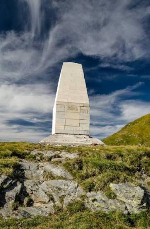 [P09] Monumentul dedicat alpiniștilor pieriți în avalanșă, în februarie 1963 » foto by laurand <span class="label label-default labelC_thin small">NEVOTABILĂ</span>