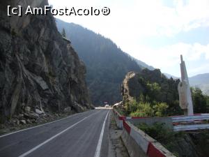 [P13] Ne aflăm lângă monumentul Poarta Întâlnirii, locul în care două subunități de geniu s-au întâlnit în 16 august 1971, militarii lucrând din sensuri opuse la realizarea drumului.  » foto by Floryn81
 - 
<span class="allrVoted glyphicon glyphicon-heart hidden" id="av719046"></span>
<a class="m-l-10 hidden" id="sv719046" onclick="voting_Foto_DelVot(,719046,1790)" role="button">șterge vot <span class="glyphicon glyphicon-remove"></span></a>
<a id="v9719046" class=" c-red"  onclick="voting_Foto_SetVot(719046)" role="button"><span class="glyphicon glyphicon-heart-empty"></span> <b>LIKE</b> = Votează poza</a> <img class="hidden"  id="f719046W9" src="/imagini/loader.gif" border="0" /><span class="AjErrMes hidden" id="e719046ErM"></span>