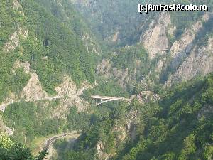 [P15] Şosea şi viaduct văzute de la Cetatea Poienari, com. Căpăţânenii Pământeni, jud. Argeş (lângă Lacul Vidraru).  » foto by traian.leuca †
 - 
<span class="allrVoted glyphicon glyphicon-heart hidden" id="av503309"></span>
<a class="m-l-10 hidden" id="sv503309" onclick="voting_Foto_DelVot(,503309,1790)" role="button">șterge vot <span class="glyphicon glyphicon-remove"></span></a>
<a id="v9503309" class=" c-red"  onclick="voting_Foto_SetVot(503309)" role="button"><span class="glyphicon glyphicon-heart-empty"></span> <b>LIKE</b> = Votează poza</a> <img class="hidden"  id="f503309W9" src="/imagini/loader.gif" border="0" /><span class="AjErrMes hidden" id="e503309ErM"></span>