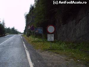 [P05] Foarte tare. Pe indicatoarele astea zice asa: Transfagarasanul inchis pe timp de noapte intre orele 21,00-7,00, Atentie sector fara parapeti 14Km, Caderi de stanci 2,5Km si in fine Curbe periculoase 7Km.  » foto by vega06
 - 
<span class="allrVoted glyphicon glyphicon-heart hidden" id="av570943"></span>
<a class="m-l-10 hidden" id="sv570943" onclick="voting_Foto_DelVot(,570943,1790)" role="button">șterge vot <span class="glyphicon glyphicon-remove"></span></a>
<a id="v9570943" class=" c-red"  onclick="voting_Foto_SetVot(570943)" role="button"><span class="glyphicon glyphicon-heart-empty"></span> <b>LIKE</b> = Votează poza</a> <img class="hidden"  id="f570943W9" src="/imagini/loader.gif" border="0" /><span class="AjErrMes hidden" id="e570943ErM"></span>