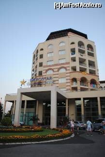 [P03] Intrarea in hotel » foto by raly
 - 
<span class="allrVoted glyphicon glyphicon-heart hidden" id="av452070"></span>
<a class="m-l-10 hidden" id="sv452070" onclick="voting_Foto_DelVot(,452070,1941)" role="button">șterge vot <span class="glyphicon glyphicon-remove"></span></a>
<a id="v9452070" class=" c-red"  onclick="voting_Foto_SetVot(452070)" role="button"><span class="glyphicon glyphicon-heart-empty"></span> <b>LIKE</b> = Votează poza</a> <img class="hidden"  id="f452070W9" src="/imagini/loader.gif" border="0" /><span class="AjErrMes hidden" id="e452070ErM"></span>
