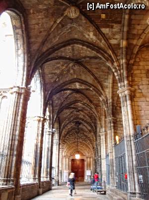 [P38] Barcelona, Catedral de la Seu: atriumul catedralei. În față, ușa de intrare în catedrală.  » foto by mariana.olaru
 - 
<span class="allrVoted glyphicon glyphicon-heart hidden" id="av368764"></span>
<a class="m-l-10 hidden" id="sv368764" onclick="voting_Foto_DelVot(,368764,1999)" role="button">șterge vot <span class="glyphicon glyphicon-remove"></span></a>
<a id="v9368764" class=" c-red"  onclick="voting_Foto_SetVot(368764)" role="button"><span class="glyphicon glyphicon-heart-empty"></span> <b>LIKE</b> = Votează poza</a> <img class="hidden"  id="f368764W9" src="/imagini/loader.gif" border="0" /><span class="AjErrMes hidden" id="e368764ErM"></span>