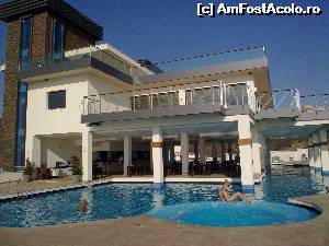 P14 [SEP-2011] Onyria Claros Beach - piscina de relaxare cu jacuzzi și snack barul Teos