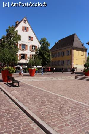 [P64] Colmar, Piațeta de lângă Fântâna Roesselmann văzută din alt unghi, printre cele două clădiri se merge la Casa Cavalerilor Sf. Ioan » foto by mprofeanu
 - 
<span class="allrVoted glyphicon glyphicon-heart hidden" id="av891212"></span>
<a class="m-l-10 hidden" id="sv891212" onclick="voting_Foto_DelVot(,891212,2237)" role="button">șterge vot <span class="glyphicon glyphicon-remove"></span></a>
<a id="v9891212" class=" c-red"  onclick="voting_Foto_SetVot(891212)" role="button"><span class="glyphicon glyphicon-heart-empty"></span> <b>LIKE</b> = Votează poza</a> <img class="hidden"  id="f891212W9" src="/imagini/loader.gif" border="0" /><span class="AjErrMes hidden" id="e891212ErM"></span>