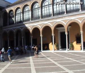 [P07] Patio de la Monteria sau Curtea Vănâtorii, la intrarea în Real Alcazar » foto by Carmen Ion
 - 
<span class="allrVoted glyphicon glyphicon-heart hidden" id="av608899"></span>
<a class="m-l-10 hidden" id="sv608899" onclick="voting_Foto_DelVot(,608899,2251)" role="button">șterge vot <span class="glyphicon glyphicon-remove"></span></a>
<a id="v9608899" class=" c-red"  onclick="voting_Foto_SetVot(608899)" role="button"><span class="glyphicon glyphicon-heart-empty"></span> <b>LIKE</b> = Votează poza</a> <img class="hidden"  id="f608899W9" src="/imagini/loader.gif" border="0" /><span class="AjErrMes hidden" id="e608899ErM"></span>