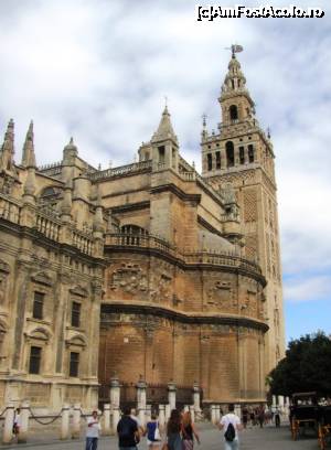 [P17] Catedral de Sevilla cu faimosul turn Giralda » foto by Radu Tudoran
 - 
<span class="allrVoted glyphicon glyphicon-heart hidden" id="av698930"></span>
<a class="m-l-10 hidden" id="sv698930" onclick="voting_Foto_DelVot(,698930,2251)" role="button">șterge vot <span class="glyphicon glyphicon-remove"></span></a>
<a id="v9698930" class=" c-red"  onclick="voting_Foto_SetVot(698930)" role="button"><span class="glyphicon glyphicon-heart-empty"></span> <b>LIKE</b> = Votează poza</a> <img class="hidden"  id="f698930W9" src="/imagini/loader.gif" border="0" /><span class="AjErrMes hidden" id="e698930ErM"></span>