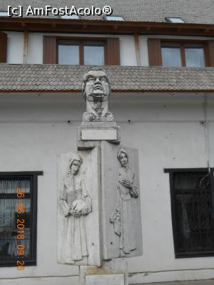 [P02] statuia lui Mihail Sadoveanu din fata hanului » foto by zlatna
 - 
<span class="allrVoted glyphicon glyphicon-heart hidden" id="av1028218"></span>
<a class="m-l-10 hidden" id="sv1028218" onclick="voting_Foto_DelVot(,1028218,2342)" role="button">șterge vot <span class="glyphicon glyphicon-remove"></span></a>
<a id="v91028218" class=" c-red"  onclick="voting_Foto_SetVot(1028218)" role="button"><span class="glyphicon glyphicon-heart-empty"></span> <b>LIKE</b> = Votează poza</a> <img class="hidden"  id="f1028218W9" src="/imagini/loader.gif" border="0" /><span class="AjErrMes hidden" id="e1028218ErM"></span>