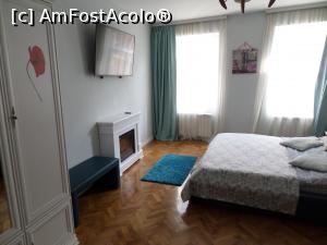 P06 [FEB-2021] Dormitorul, cu pat matrimonial și canapea.