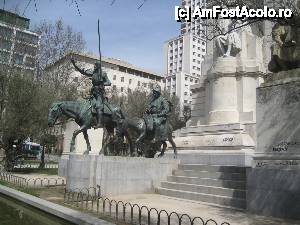 [P32] Cele doua statui din bronz ale lui Don Quixote de la Mancha si pe insotitorul lui Sancho Panza, iar in spatele lor se afla statuia lui Cervantes.  » foto by viviv
 - 
<span class="allrVoted glyphicon glyphicon-heart hidden" id="av408947"></span>
<a class="m-l-10 hidden" id="sv408947" onclick="voting_Foto_DelVot(,408947,2442)" role="button">șterge vot <span class="glyphicon glyphicon-remove"></span></a>
<a id="v9408947" class=" c-red"  onclick="voting_Foto_SetVot(408947)" role="button"><span class="glyphicon glyphicon-heart-empty"></span> <b>LIKE</b> = Votează poza</a> <img class="hidden"  id="f408947W9" src="/imagini/loader.gif" border="0" /><span class="AjErrMes hidden" id="e408947ErM"></span>