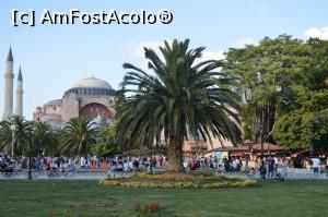 P02 [AUG-2015] Hagia Sofia si parcul din fata ei unde se relaxeaza turistii